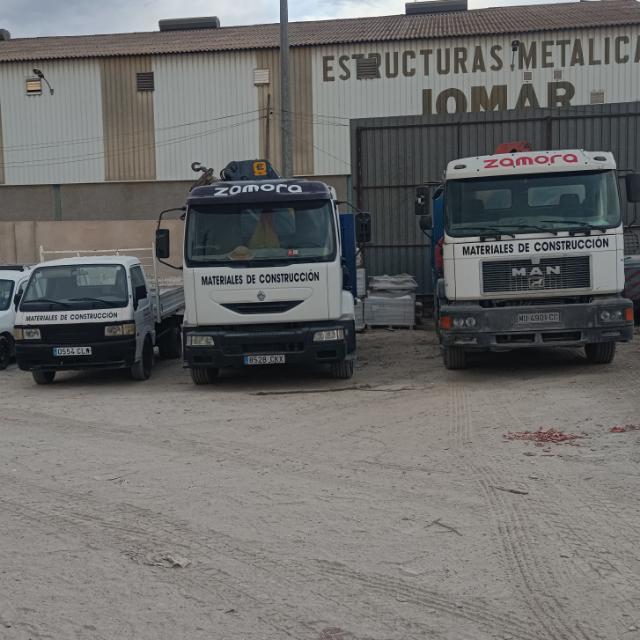 Camiones de reparto a domicilio de Materiales Zamora